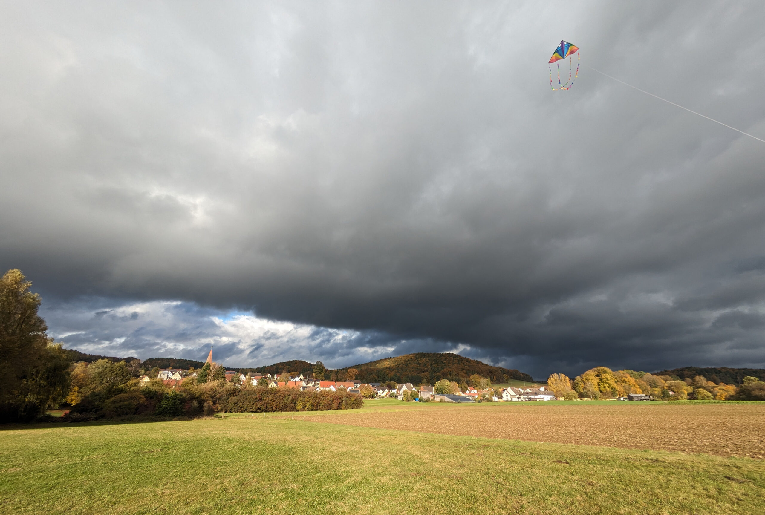 Landschaft mit Regenwolken und Drachen im Oktober 2023